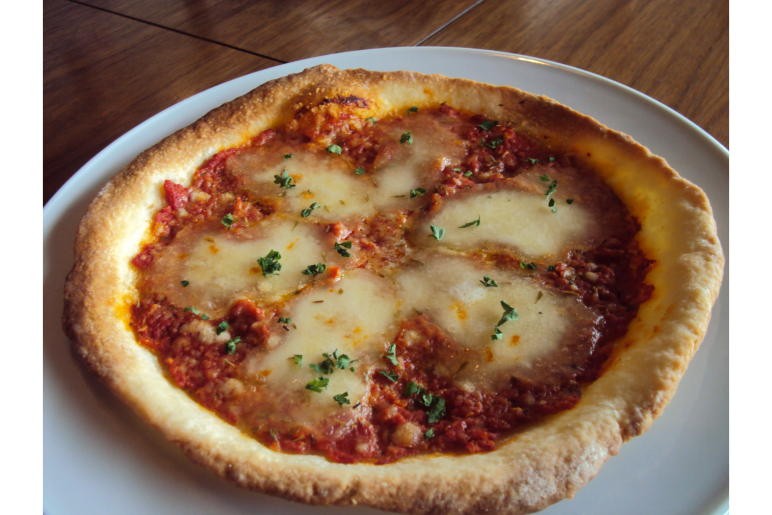 トマトソースとカマンベールチーズのピザ